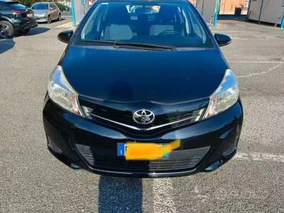 Usata Toyota Yaris 99 CV (72 kW) 2013 Nero Utilitaria