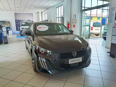 Nuova Peugeot e-208 Allure 100 kW (136 CV) 2026 Nero perla Utilitaria