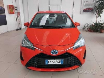 Usata Toyota Yaris Cool 73 CV (53 kW) 2018 Rosso Berlina