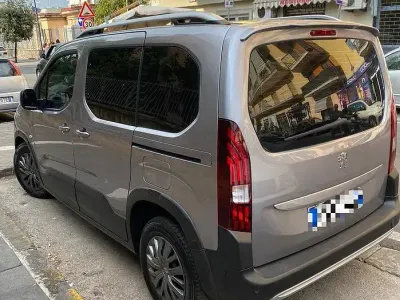 Usata Peugeot Rifter 131 CV (96 kW) 2021 Grigio Monovolume