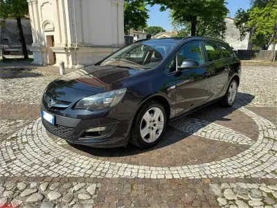 Käytetty Opel Astra 136 HP (100 kW) 2015 Musta Farmari