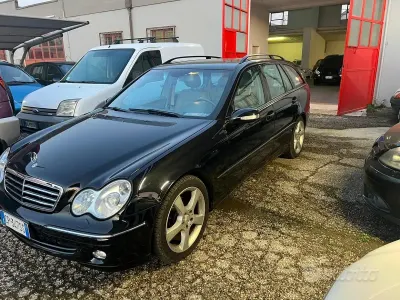 Usata Mercedes C220 Avantgarde 150 CV (110 kW) 2004 Nero Station wagon