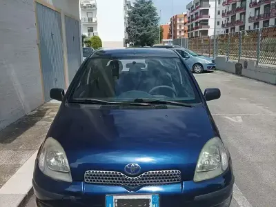 Usata Toyota Yaris 68 CV (50 kW) 2000 Blu Utilitaria