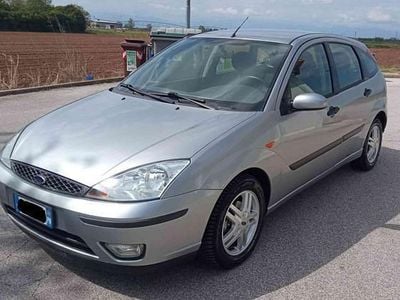 Usata Ford Focus Zetec 100 CV (73 kW) 2004 Grigio Berlina
