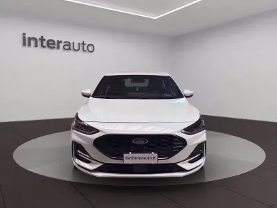 Käytetty Ford Focus ST-Line 125 HP (91 kW) 2022 Valkoinen Sedan
