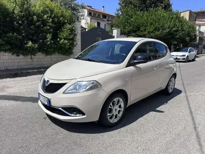 Usata Lancia Ypsilon Gold 95 CV (69 kW) 2016 Beige Utilitaria