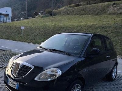 Gebraucht Lancia Ypsilon 77 PS (56 kW) 2010 Schwarz Kleinwagen