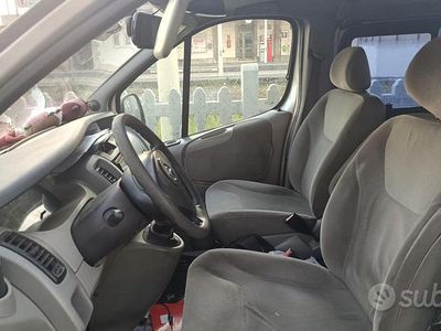 Usata Opel Vivaro 135 CV (99 kW) 2004 Grigio Monovolume