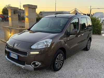 Begagnad Peugeot Partner Tepee Style 92 HK (67 kW) 2015 Brun Minibuss