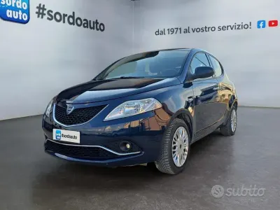 Usado Lancia Ypsilon Gold 69 CV (50 kW) 2017 Azul Utilitario