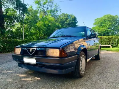 Usata Alfa Romeo 75 145 CV (106 kW) 1990 Blu/azzurro Berlina