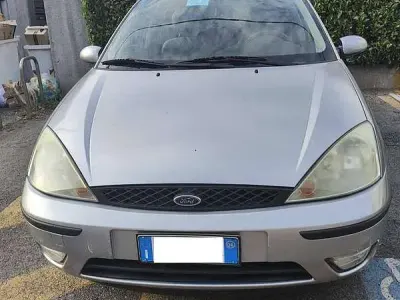 Begagnad Ford Focus Zetec 101 HK (74 kW) 2004 Silver Sedan