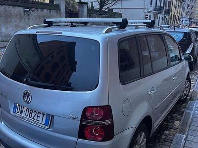 Begagnad VW Touran Highline 105 HK (77 kW) 2009 Silver Minibuss