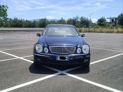 Usata Mercedes E220 Elegance 150 CV (110 kW) 2004 Blu/azzurro Berlina