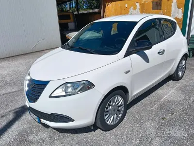 Usata Lancia Ypsilon Gold 95 CV (69 kW) 2014 Bianco Utilitaria