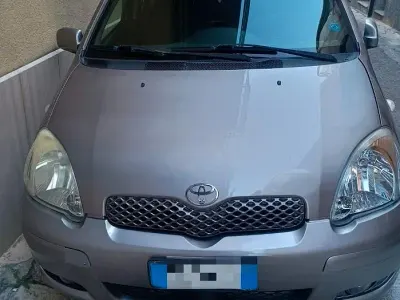 Usata Toyota Yaris 75 CV (55 kW) 2003 Grigio Berlina