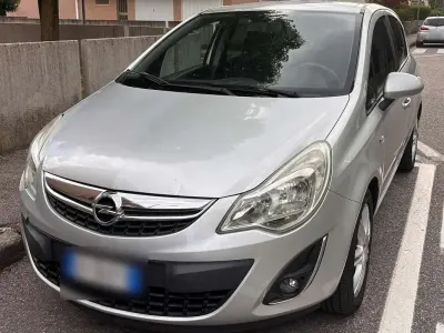 Usata Opel Corsa Cosmo 95 CV (69 kW) 2011 Argento Utilitaria