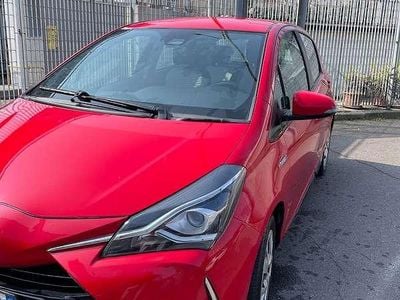 Usata Toyota Yaris Hybrid Active 73 CV (53 kW) 2018 Rosso Berlina