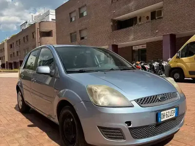 Usata Ford Fiesta Titanium 68 CV (50 kW) 2007 Grigio Utilitaria