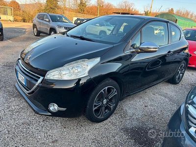 Usata Peugeot 208 Allure 81 CV (59 kW) 2015 Blu Utilitaria
