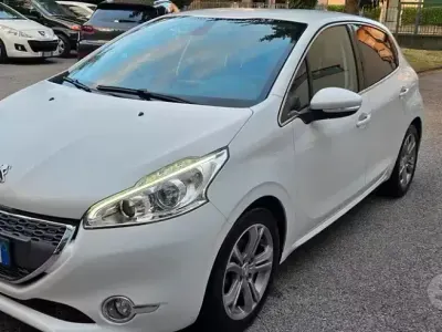 Usata Peugeot 208 Allure 68 CV (50 kW) 2013 Bianco Utilitaria