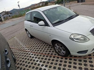 Usata Lancia Ypsilon Platinum 75 CV (55 kW) 2010 Bianco Utilitaria