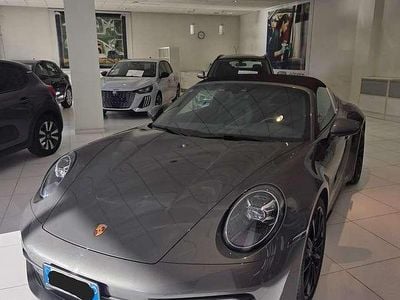 Usata Porsche 992 385 CV (283 kW) 2023 Grigio agata Cabrio