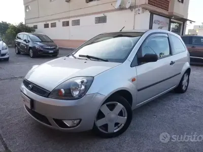 Usata Ford Fiesta Zetec 68 CV (50 kW) 2003 Grigio Utilitaria