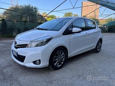 Usata Toyota Yaris Lounge 90 CV (66 kW) 2013 Bianco Utilitaria