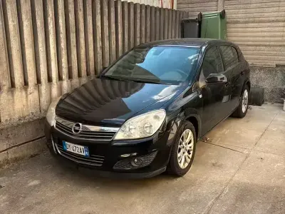 Usata Opel Astra 90 CV (66 kW) 2009 Nero Berlina