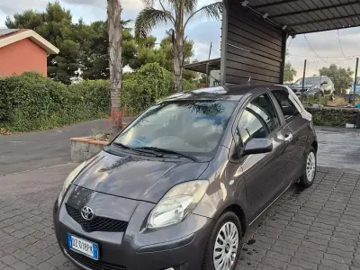 Usata Toyota Yaris Sol 90 CV (66 kW) 2010 Grigio Utilitaria