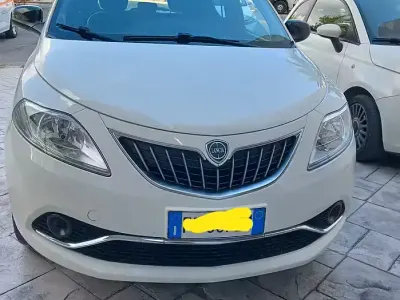Usata Lancia Ypsilon 69 CV (50 kW) 2013 Bianco Utilitaria