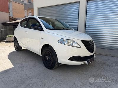 Begagnad Lancia Ypsilon 85 HK (62 kW) 2015 Vit Halvkombi