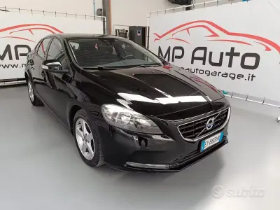 Usata Volvo V40 Momentum 115 CV (84 kW) 2015 Nero Berlina