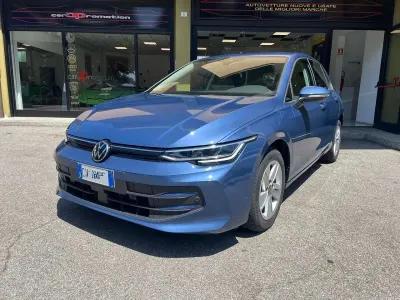 Usata VW Golf VIII Life 116 CV (85 kW) 2025 Blu/azzurro Berlina
