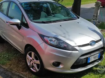 Usata Ford Fiesta 97 CV (71 kW) 2010 Grigio Berlina