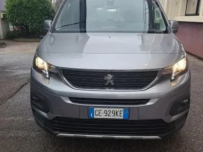 Usata Peugeot Rifter Allure 131 CV (96 kW) 2021 Grigio Monovolume