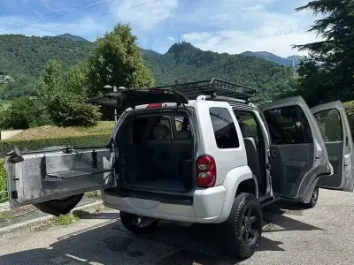Usata Jeep Cherokee 163 CV (119 kW) 2005 Grigio SUV