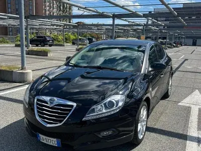 Begagnad Lancia Delta 120 HK (88 kW) 2010 Svart Halvkombi