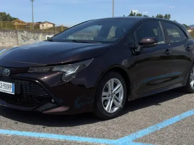 Usata Toyota Corolla Style 98 CV (72 kW) 2020 Marrone Berlina