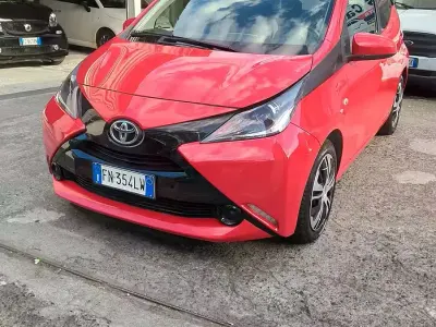 Usata Toyota Aygo 69 CV (50 kW) 2018 Rosso Utilitaria