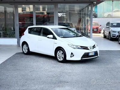Usata Toyota Auris Hybrid 99 CV (72 kW) 2014 Bianco Berlina