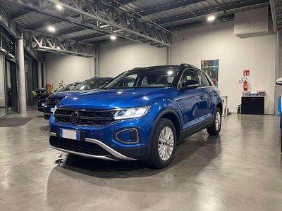 Usata VW T-Roc Life 110 CV (80 kW) 2022 Ravenna blue tetto nero SUV