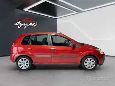 Gebraucht Ford Fiesta Ghia 75 PS (55 kW) 2007 Rot Kleinwagen