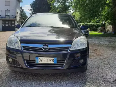 Usata Opel Astra 110 CV (80 kW) 2009 Nero Station wagon