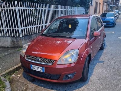 Begagnad Ford Fiesta 96 HK (70 kW) 2009 Röd Halvkombi