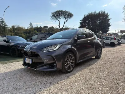 Usata Toyota Yaris Lounge 92 CV (67 kW) 2021 Grigio Utilitaria