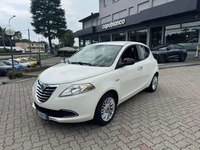 Usata Lancia Ypsilon Gold 95 CV (69 kW) 2015 Bianco Utilitaria