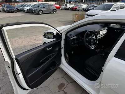 Usata Kia Rio Urban 82 CV (60 kW) 2021 Bianco Berlina