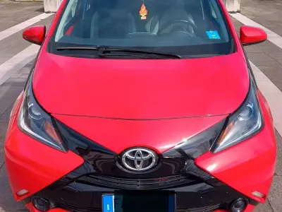 Brugt Toyota Aygo X-play 69 HK (50 kW) 2015 Rød Hatchback